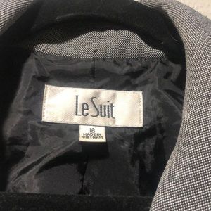 LeSuit size 16 black and white blazer with double collar and black buttons.